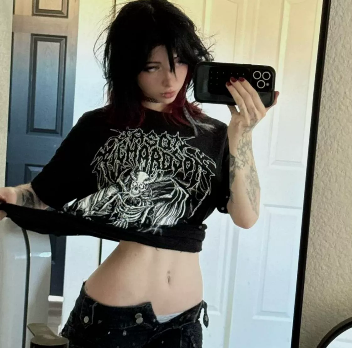 what do you think about dating a goth girl?

