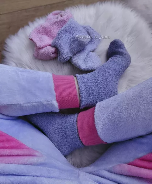 What socks do you want to cum on?