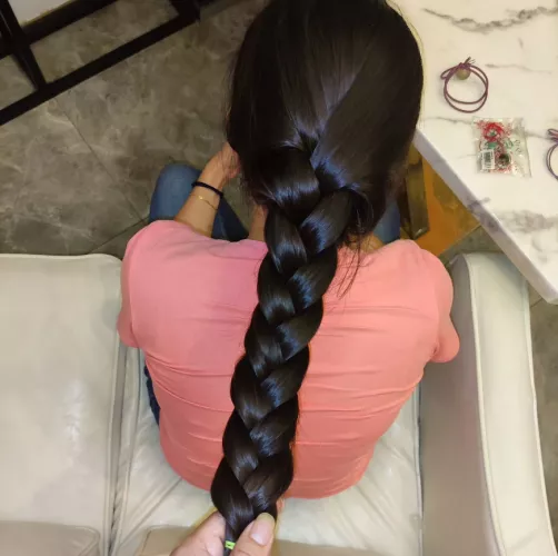What would you jerks do to her luscious braid?💦