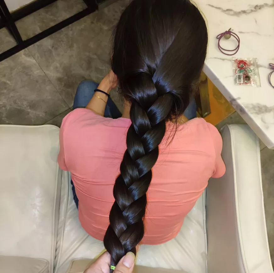 What would you jerks do to her luscious braid?💦