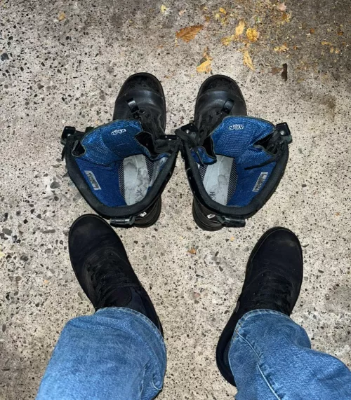 Which do you like better? The sneakers or the boots? Or maybe their owner 😁.