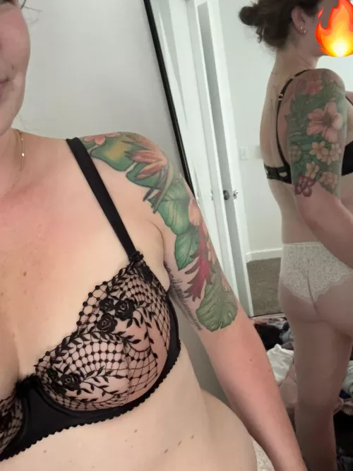 Which hotwife wants to show me their tits?! 😜