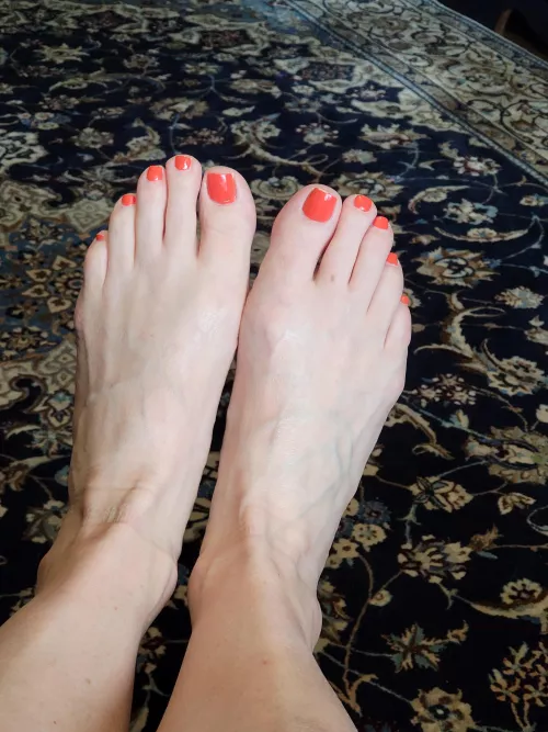 White, veins and rered nails.