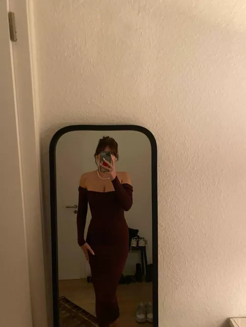 Who wants a little taste of whats under my outfit