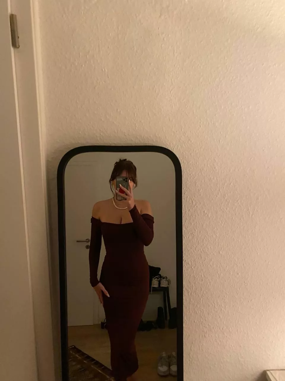 Who wants a little taste of whats under my outfit