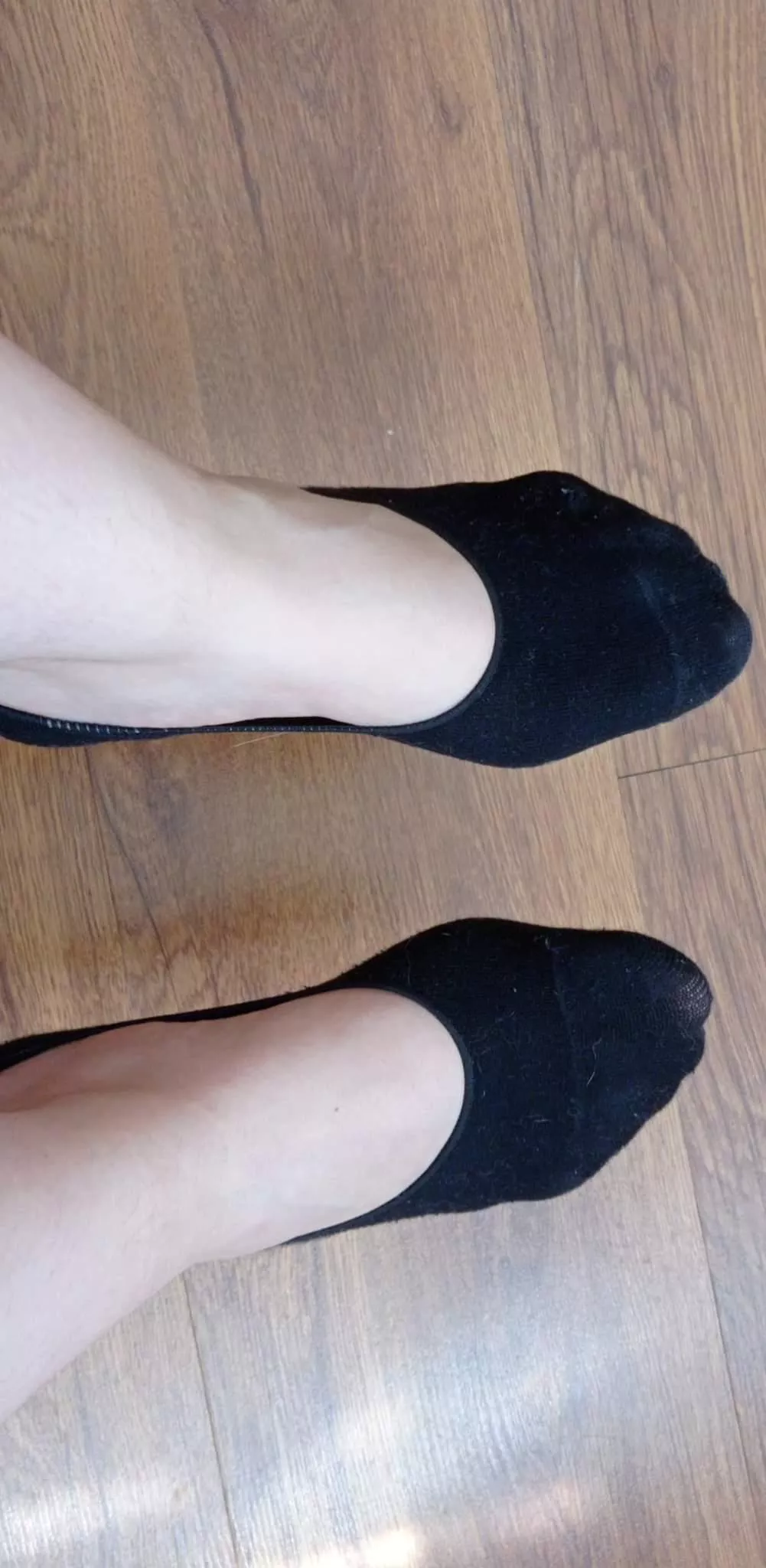 who would like to cover my gfs feet in socks with their cum?;)