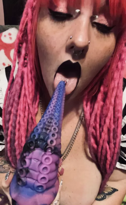 Would my black lipstick on ur cock bother you? 