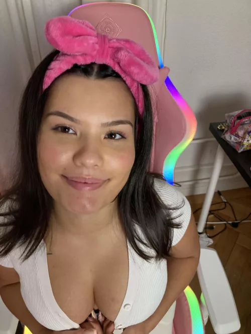 Would u let me crawl to you on my knees😌💕