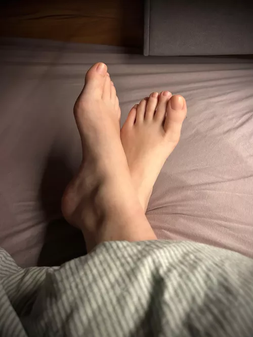 Would you join me under the sheets? It’s so cozy 😇