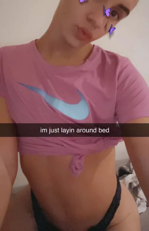 18 yo girly femboy lookin for someone to talk to <33