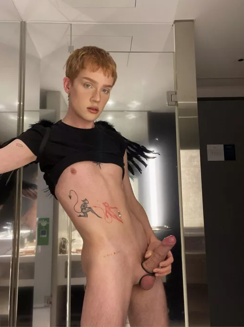 [19] Do you like my abs?