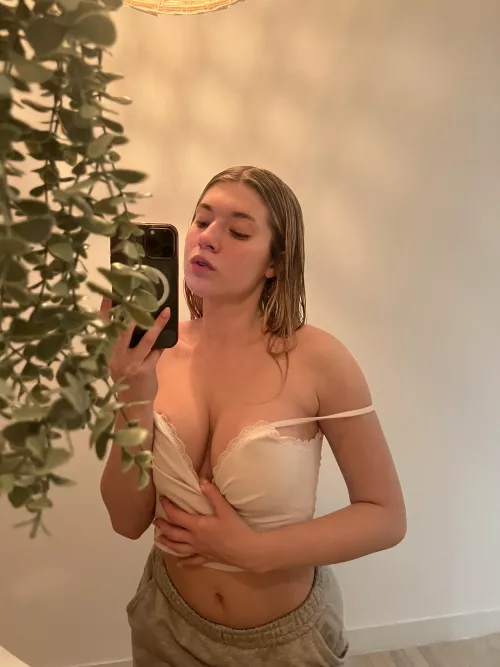 19 [F4M] Feeling bored right now. Who's down to chill?