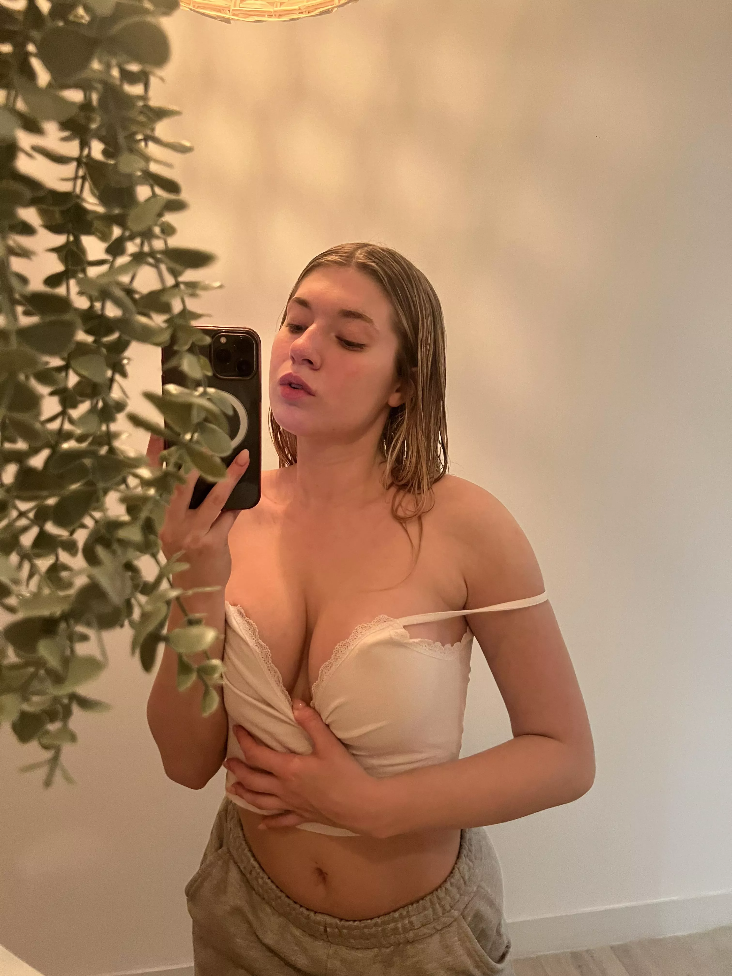 19 [F4M] Feeling bored right now. Who's down to chill?