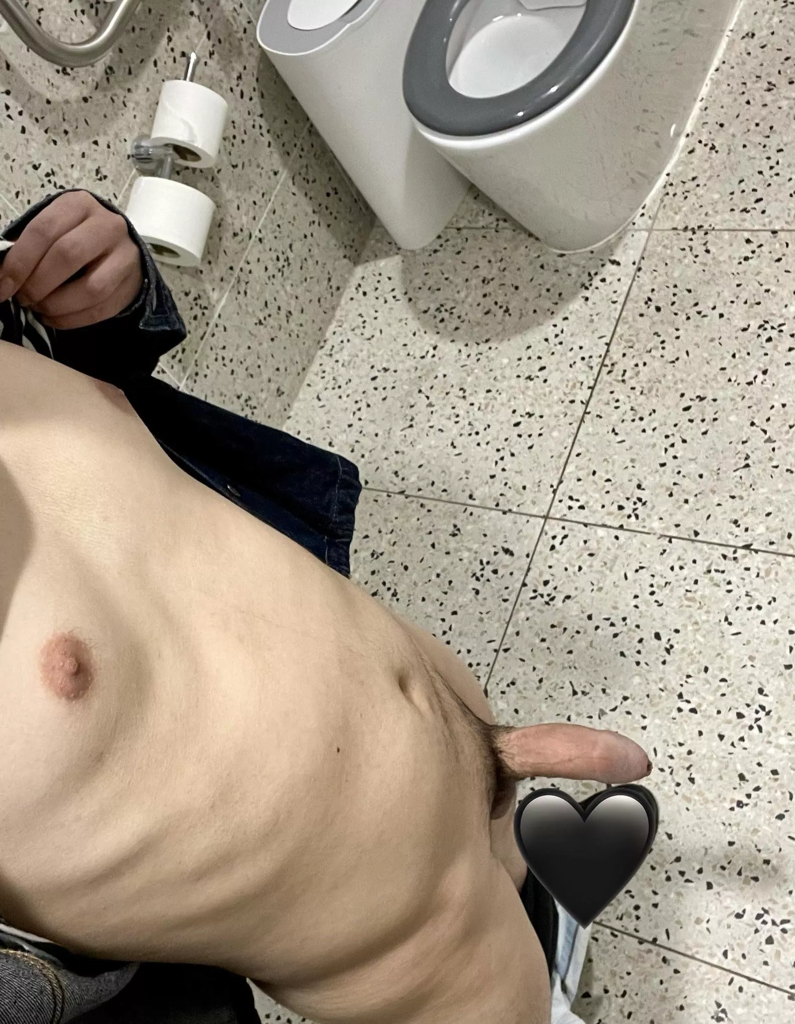 19M horny in public toilets, would u reward me? 😍😩