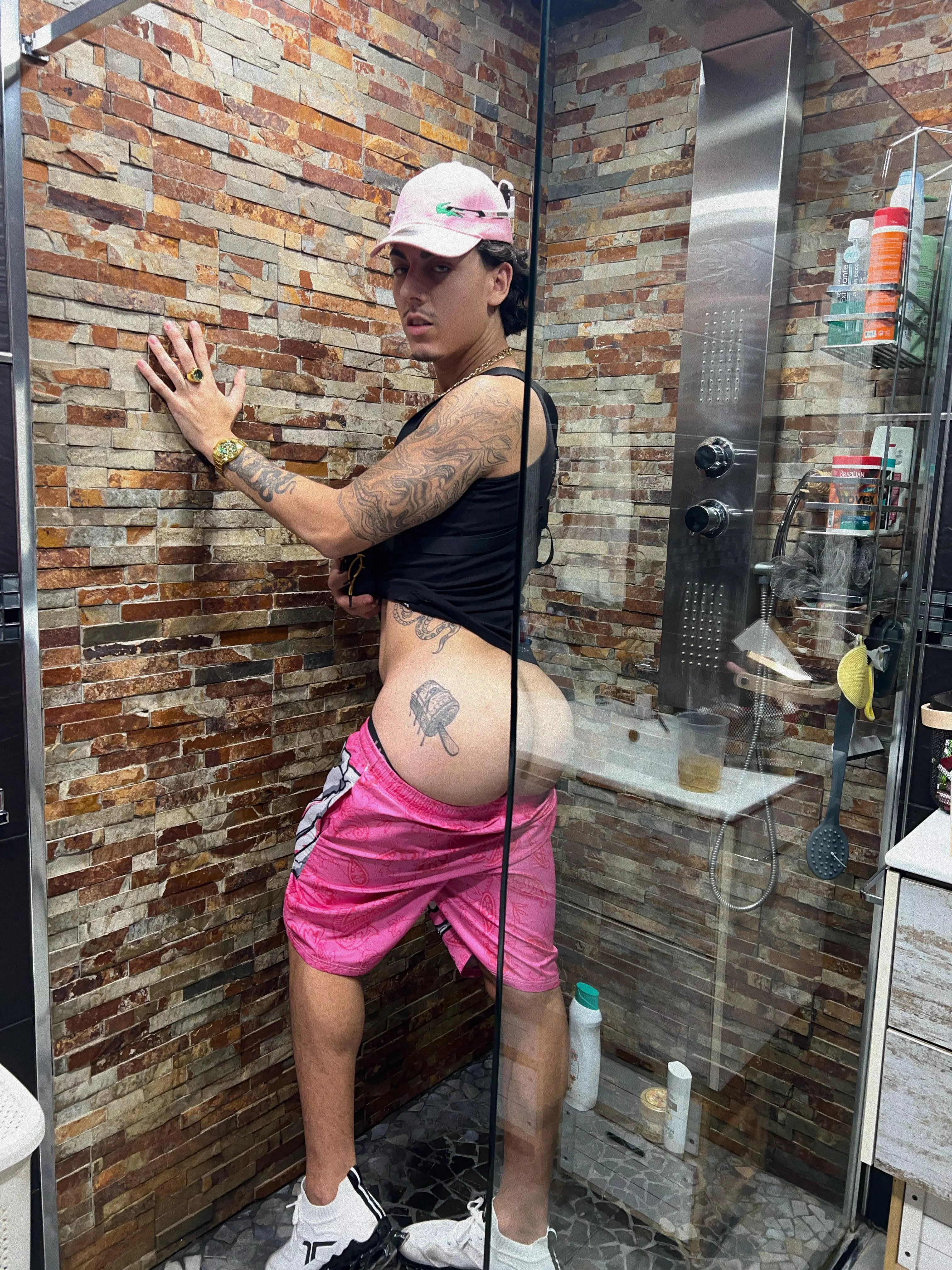 [22] wanna come here with me? 