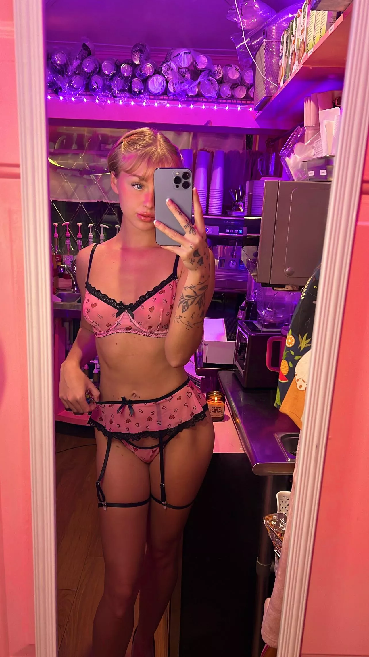 24f upvote for free nudes to ur inbox <3