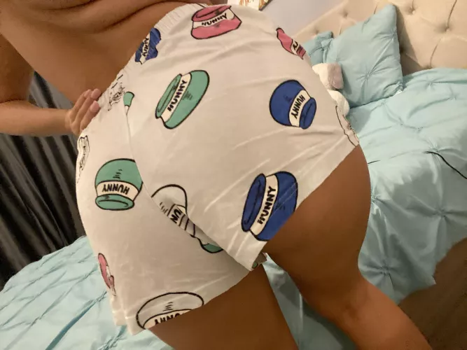 33 F4M Halifax, Now that i'm all freshened up, i'd love for someone older to rip off my shorts and dominate me in bed