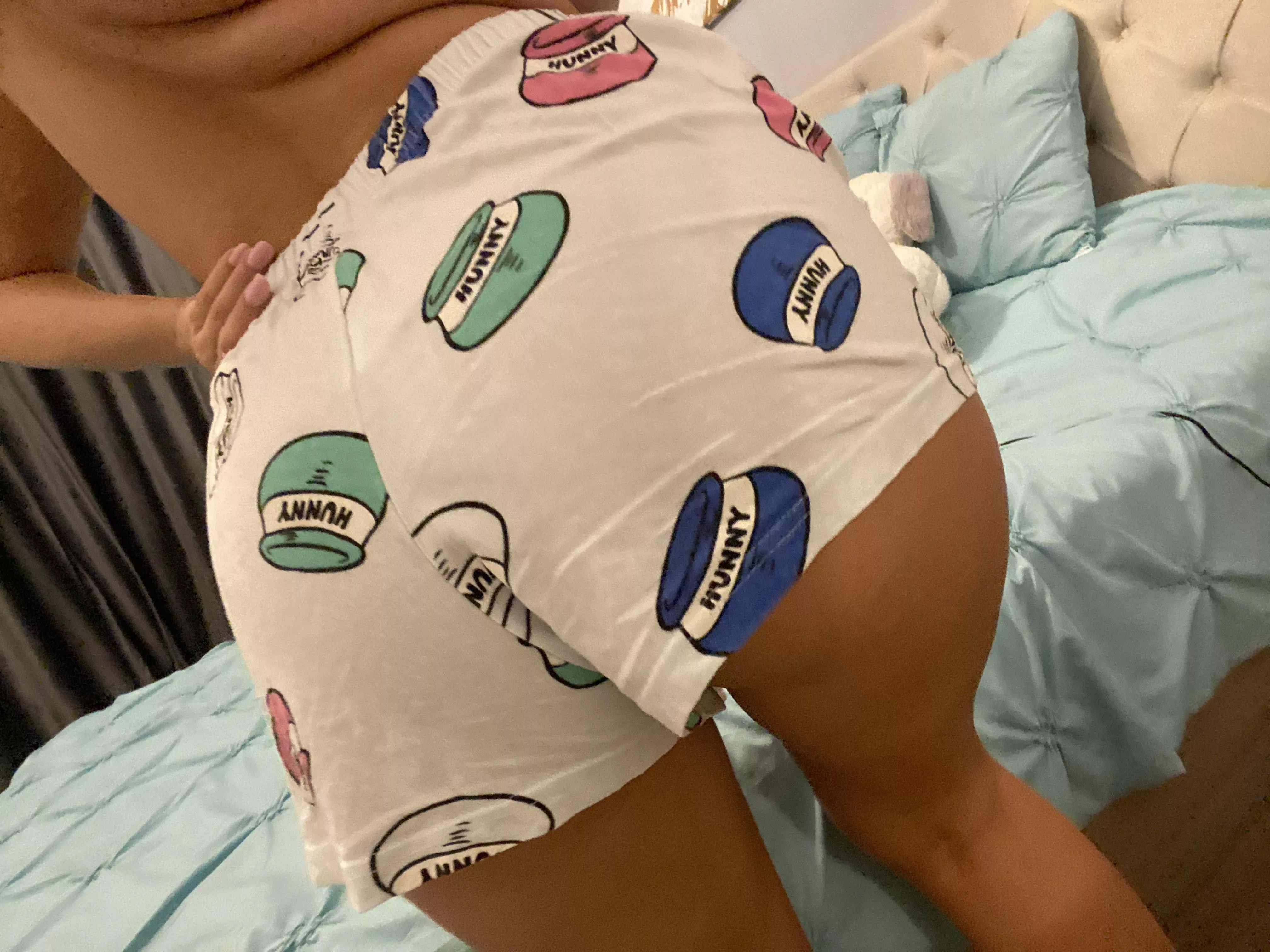 33 F4M Halifax, Now that i'm all freshened up, i'd love for someone older to rip off my shorts and dominate me in bed