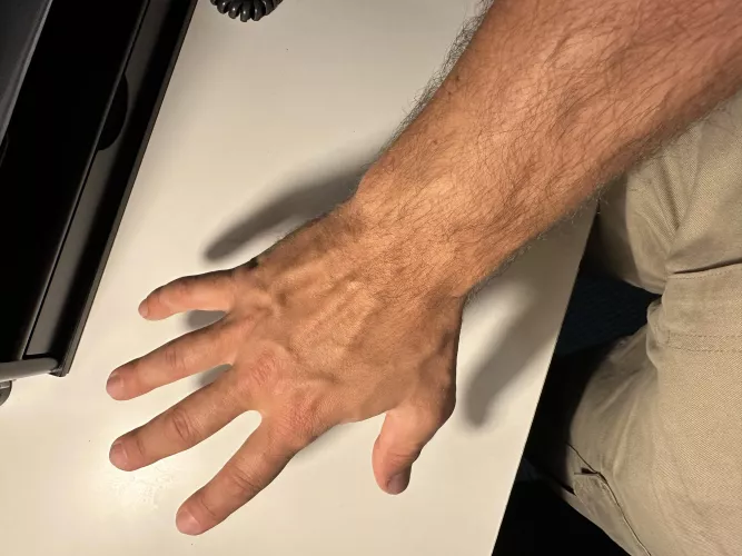 33 [M4F/FM] #Modesto, CA Large, talented hands looking to tease and please every inch of your body.