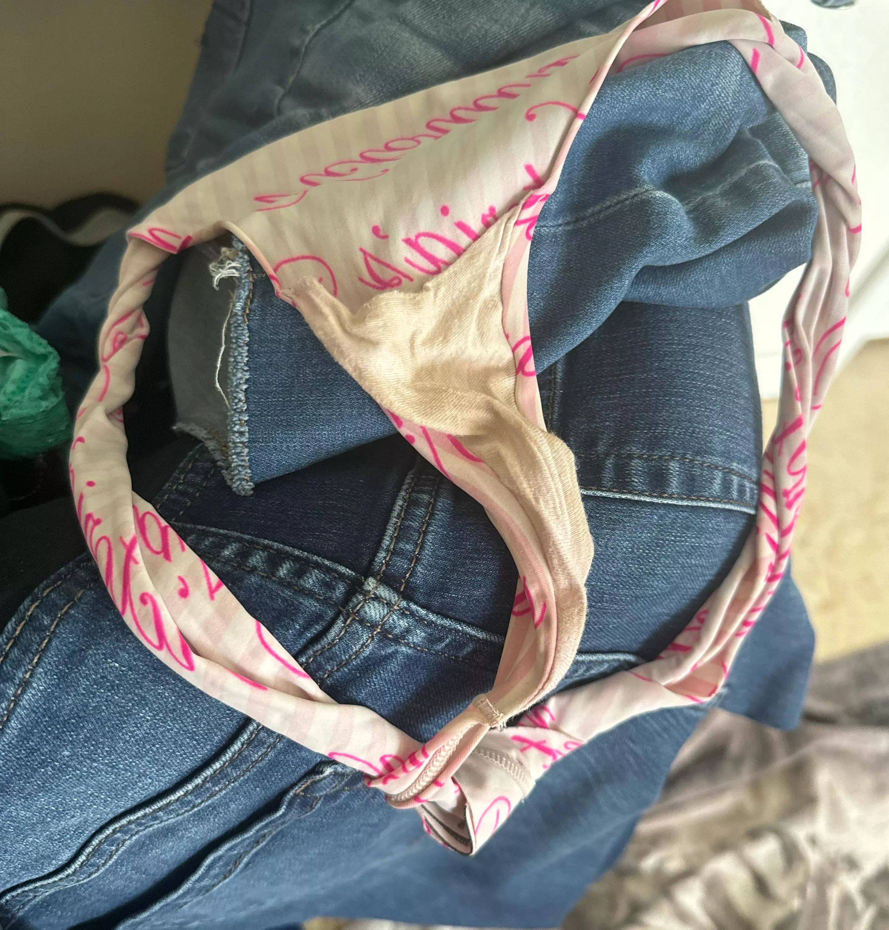 Another great smelling pair left by my wife 🤤