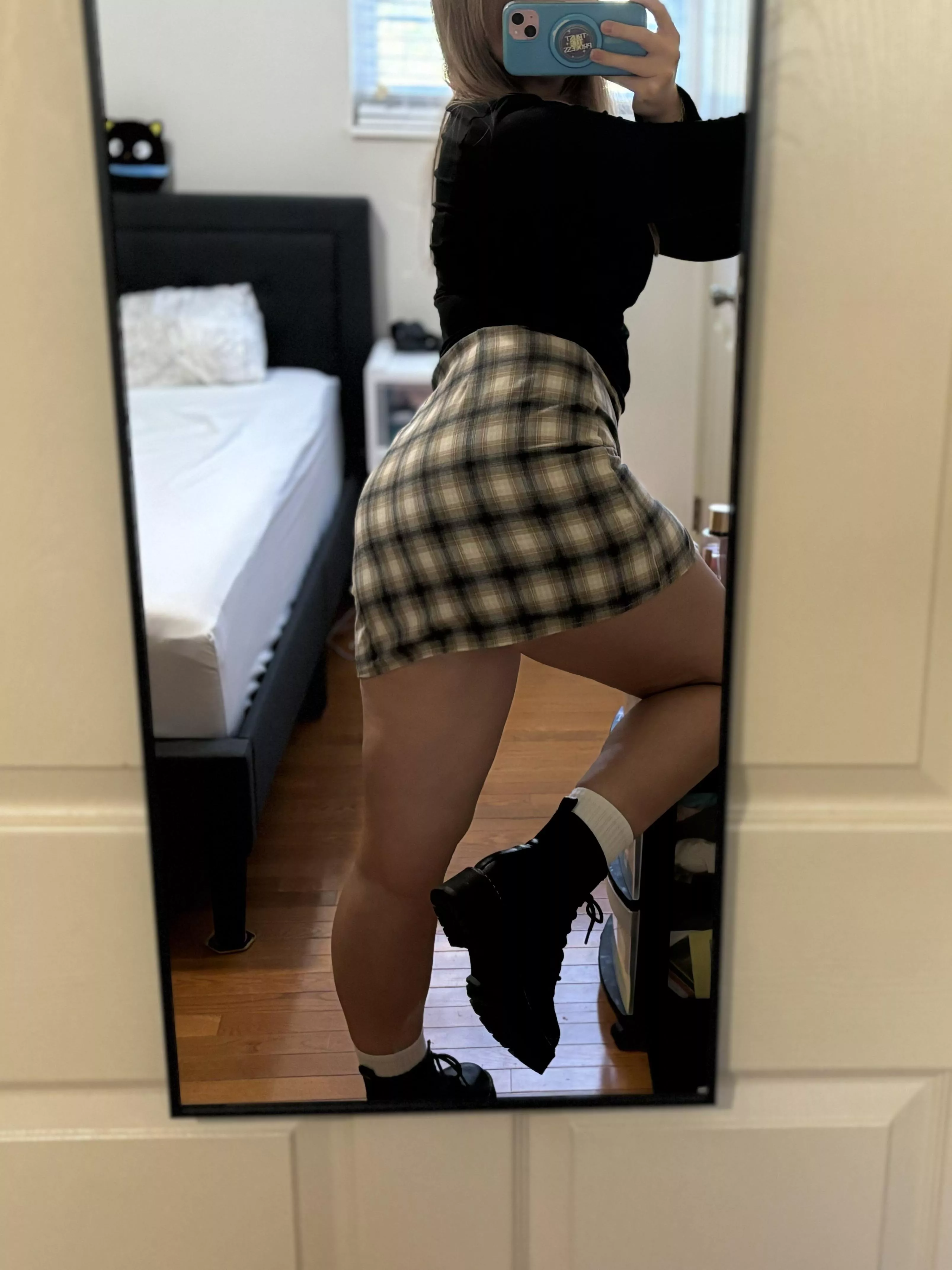 Another SFW Sunday in this skirt because I love it 