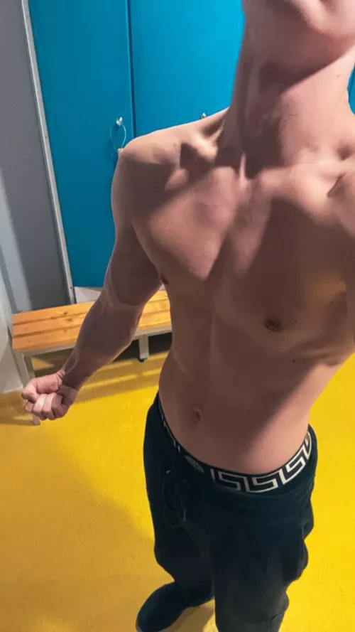 Any subs who like professional athlete to worship? 