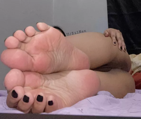 Be a good boy and tell me how you feel about my hot Filipina soles 🤭