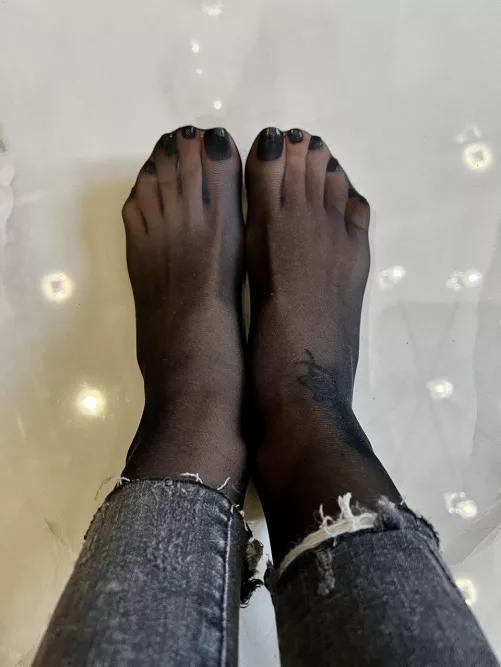 Black toenails polish 
