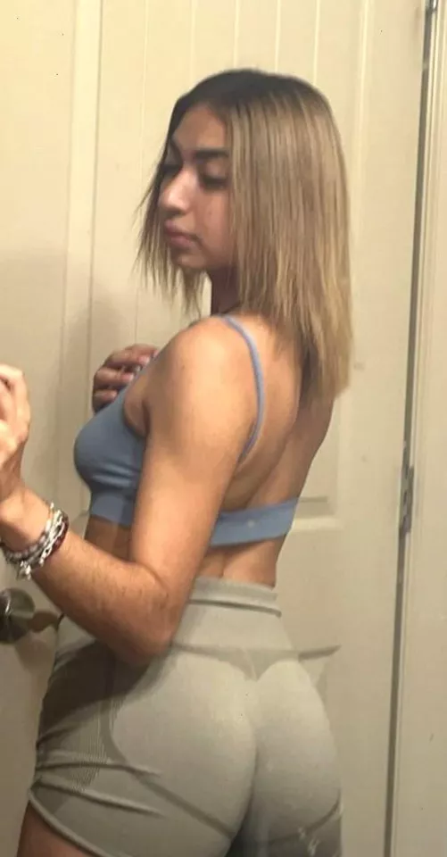 blonde girls who wear blue are the hottest 