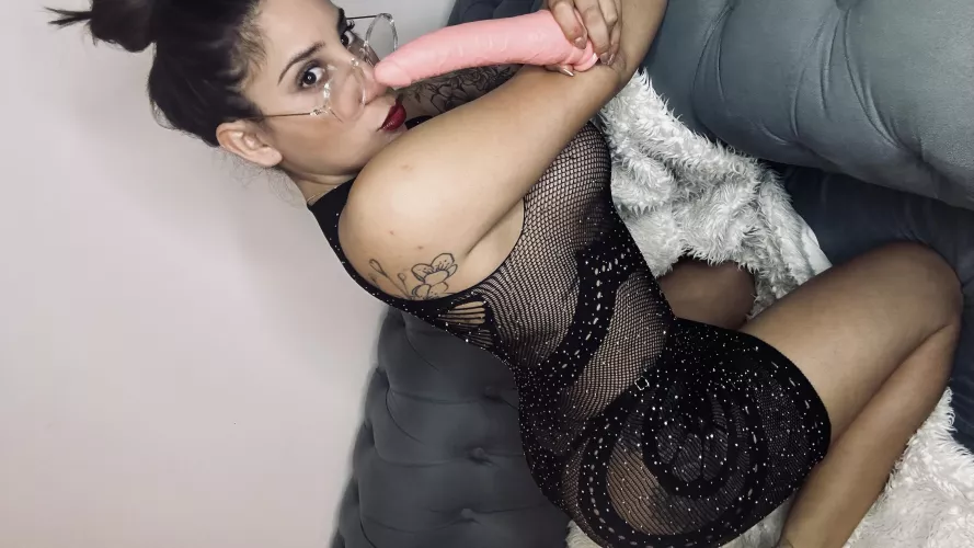 Comment on your size if you’re willing to make me laugh at your cock