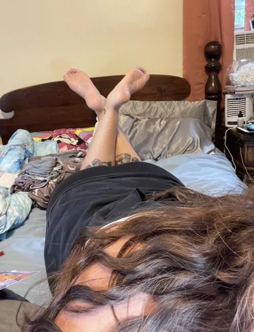 Did it hurt when your jaw hit the floor after seeing my big sexy feet in the pose like this? Don’t lie and act like I don’t turn you on 🤭💕