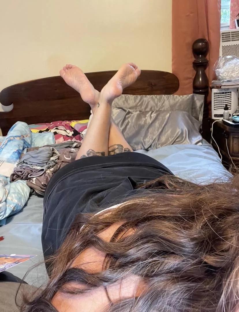 Did it hurt when your jaw hit the floor after seeing my big sexy feet in the pose like this? Don’t lie and act like I don’t turn you on 🤭💕