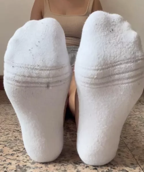 [F] It's time to sniff my socks 😌