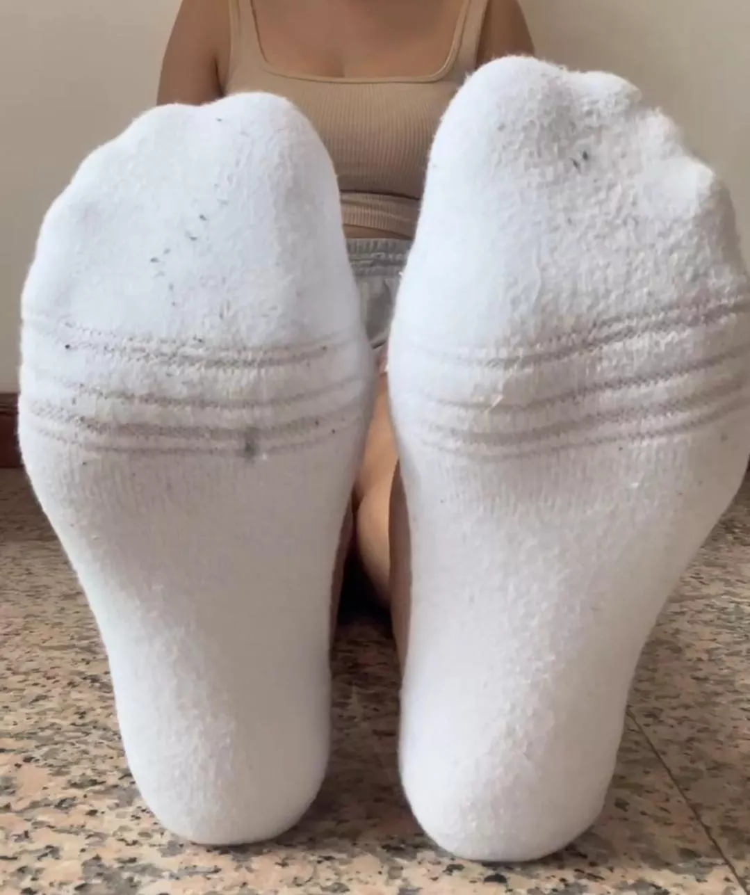 [F] It's time to sniff my socks 😌