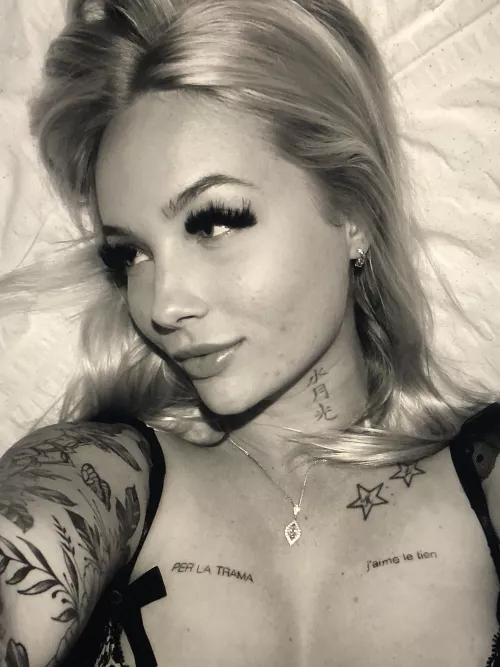 F23 just a bored blondie, wanna distract me right now daddy? (Sydney) 