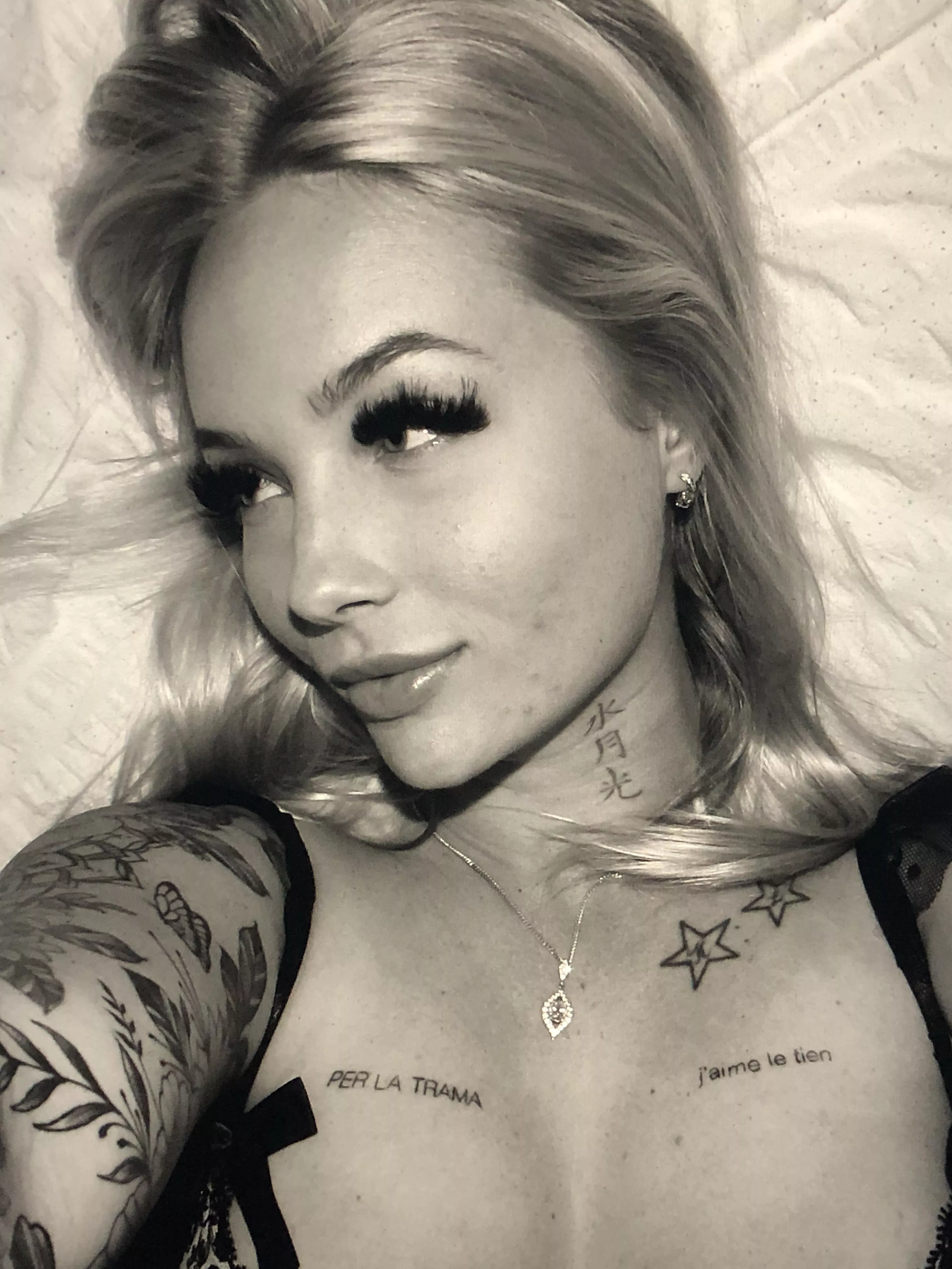 F23 just a bored blondie, wanna distract me right now daddy? (Sydney) 