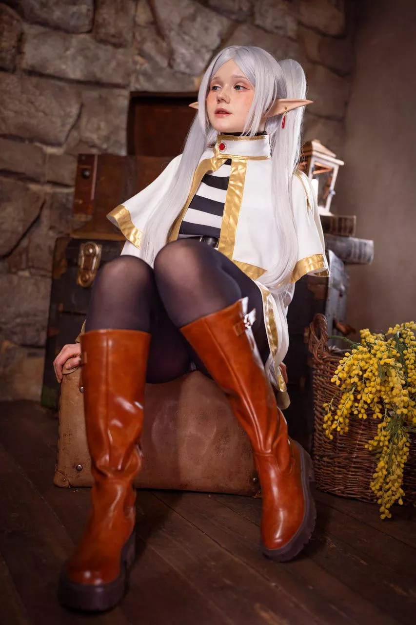 Frieren cosplay by Neyrodesu