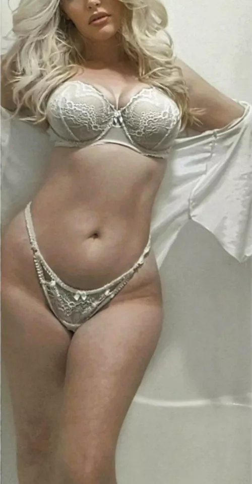 Have you ever seen such a stunning white lace set? Soo pretty and angelic.