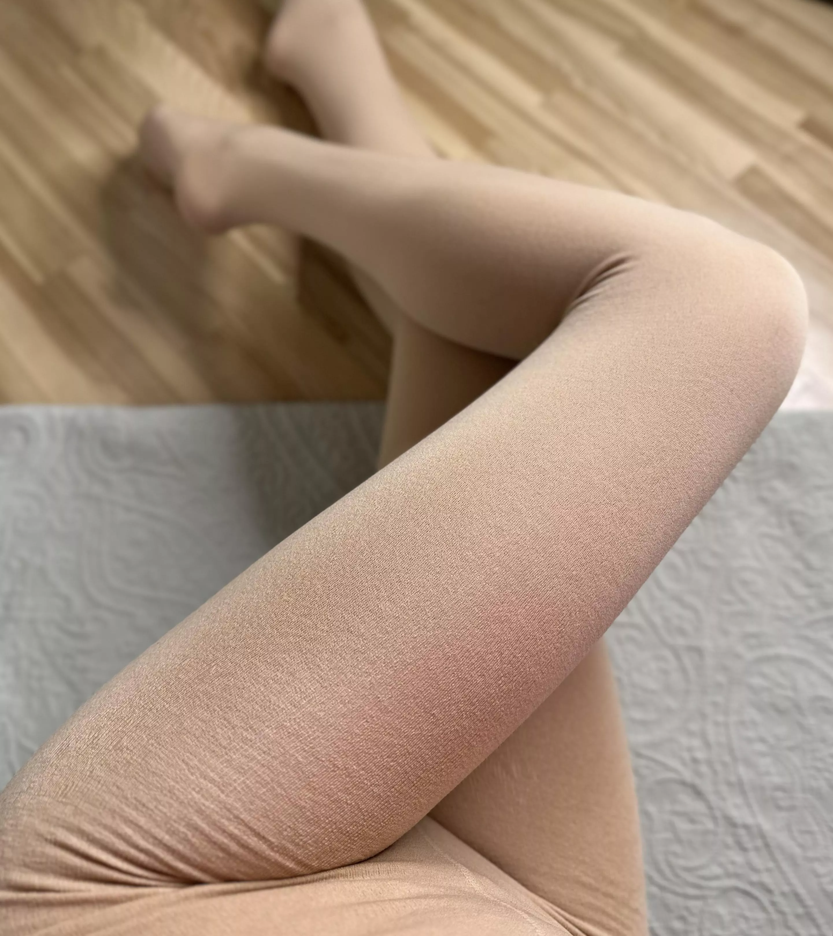 Here you have a lot of Nylon stockings to lick