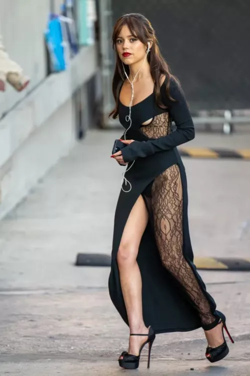 Hey, I desperately need someone to catfish me as Jenna Ortega. I’m interested in any plot. Whatever you wants