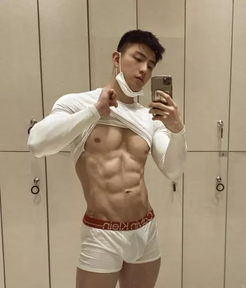 Hot locker room selfie (1/6)