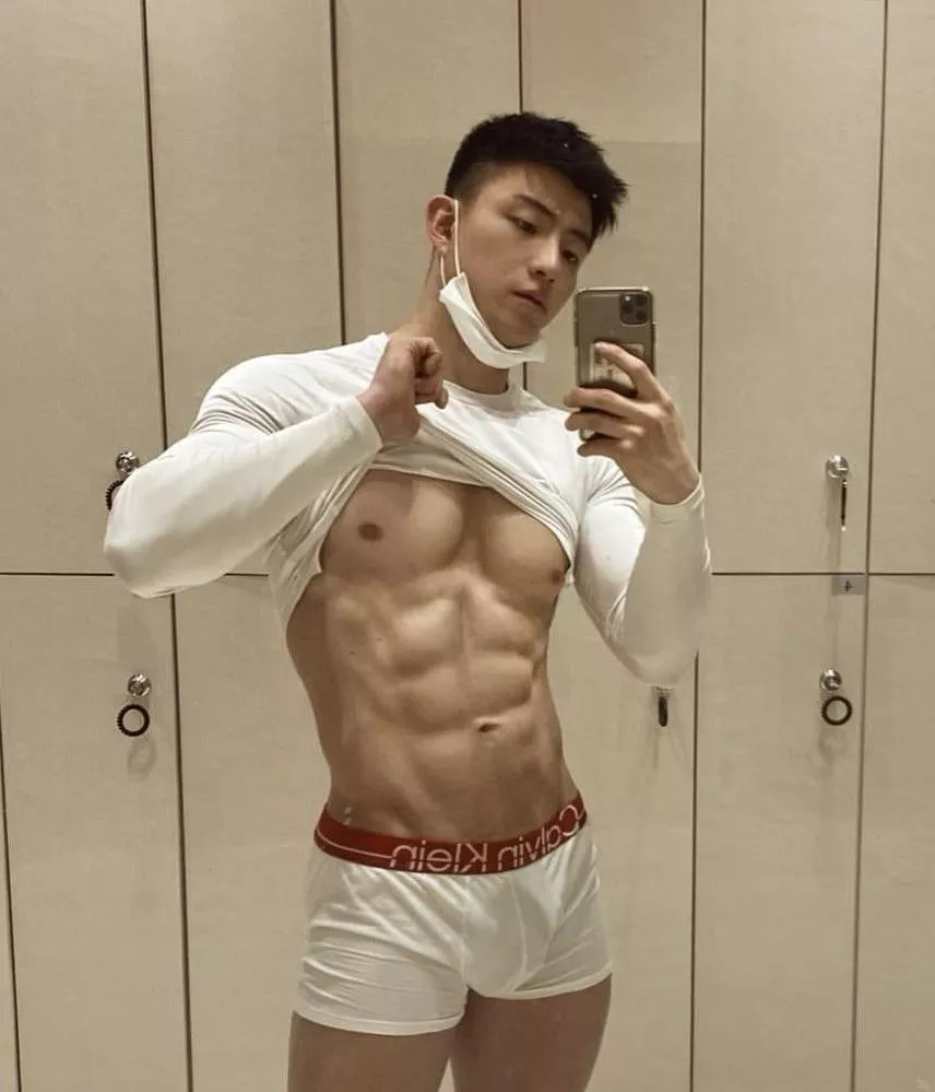 Hot locker room selfie (1/6)