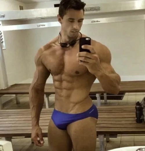 Hot locker room selfie (2/6)