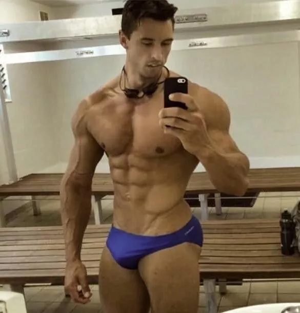 Hot locker room selfie (2/6)