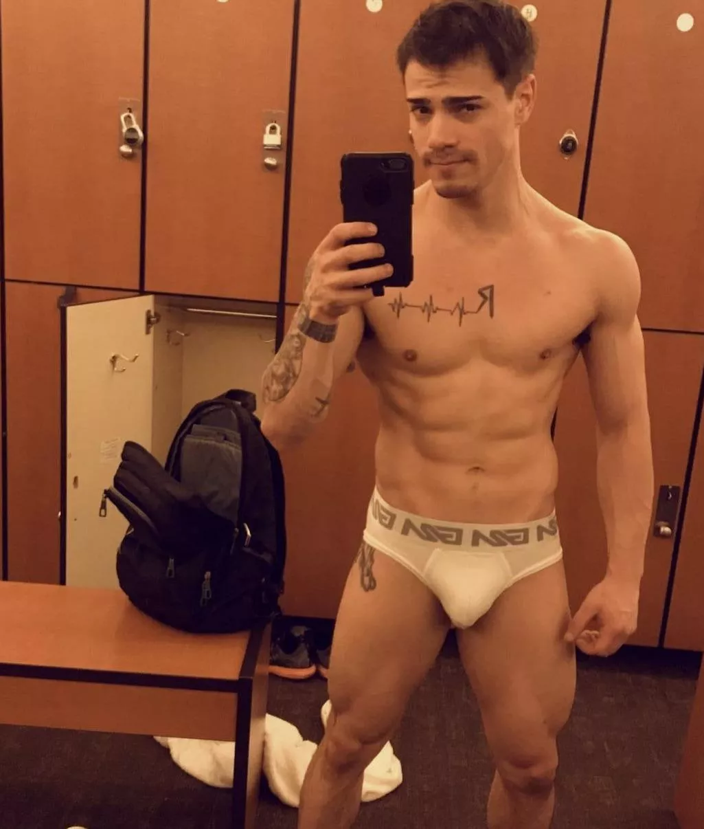 Hot locker room selfie (3/6)