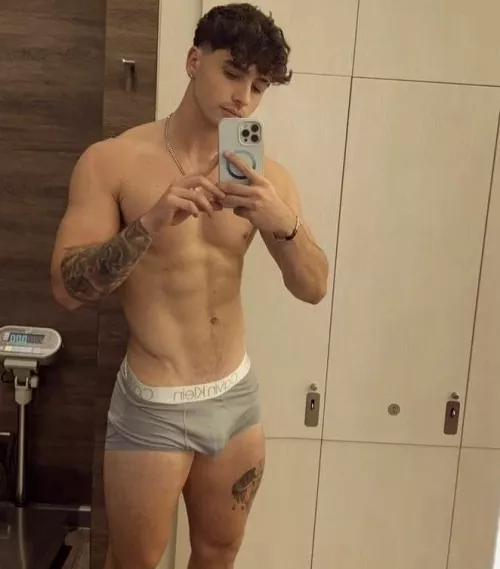 Hot locker room selfie (4/6)