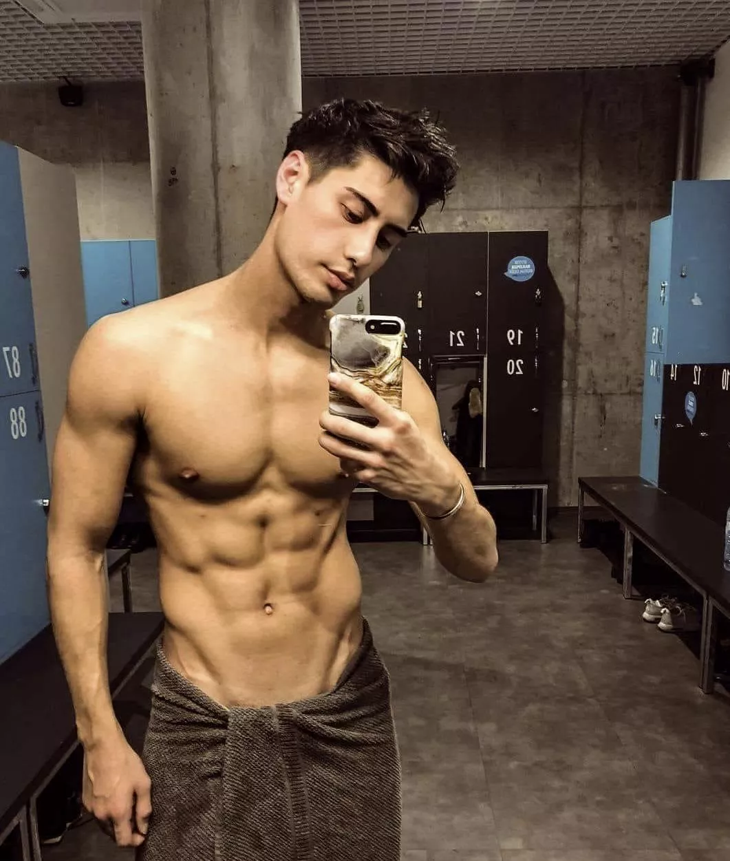 Hot locker room selfie (5/6)