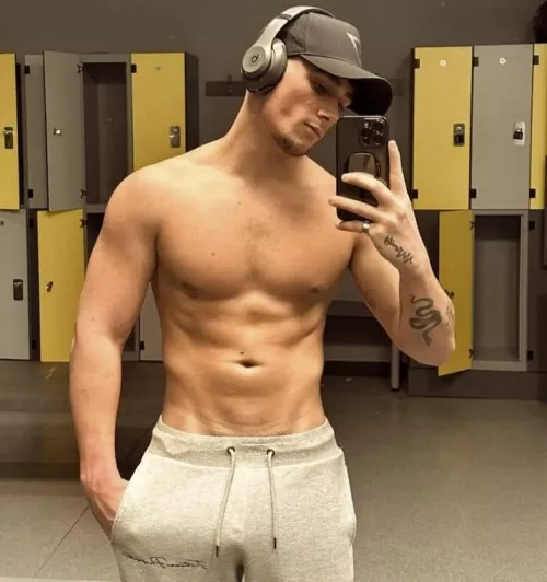 Hot locker room selfie (6/6)