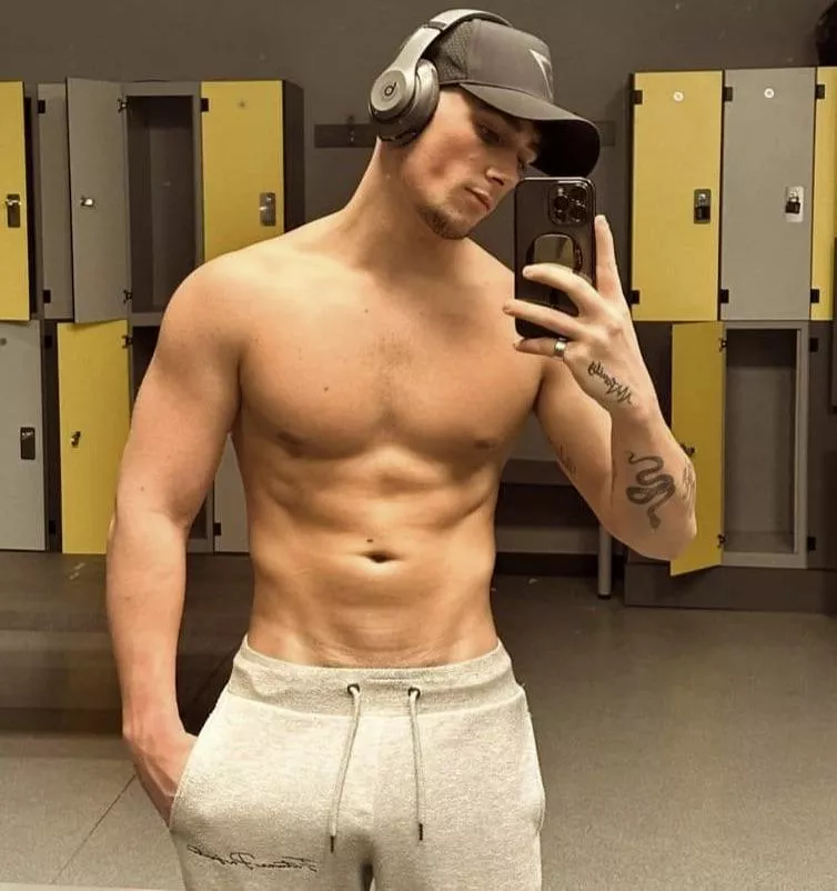 Hot locker room selfie (6/6)