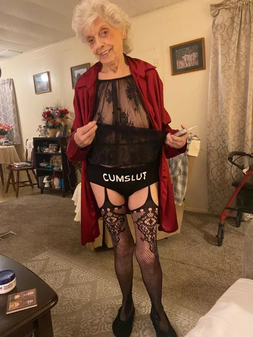 I am the oldest cumslut (85yo grandma)